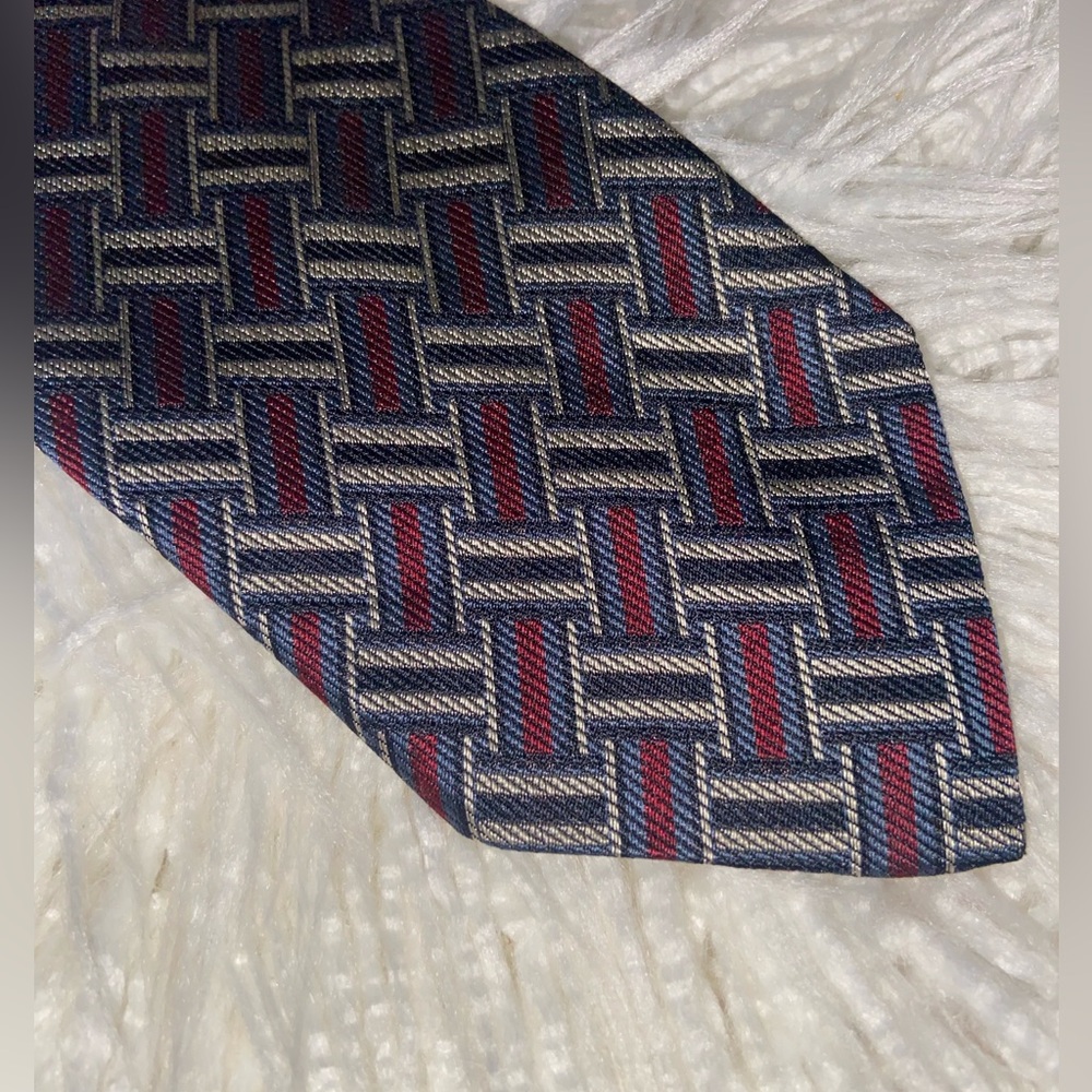 Elegant Geometric Patterned Tie in Red and Blue